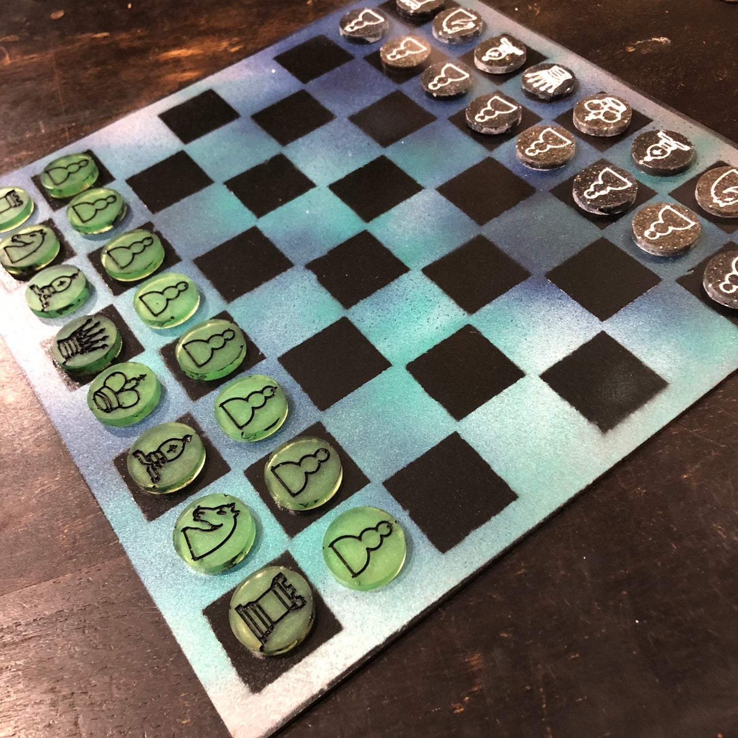 Green Glow Mist - Painted Chess Set