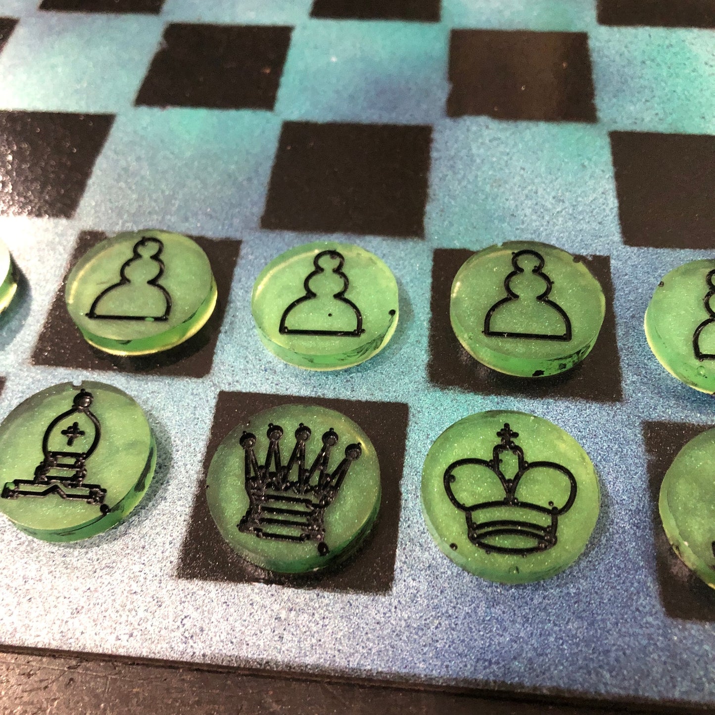 Green Glow Mist - Painted Chess Set