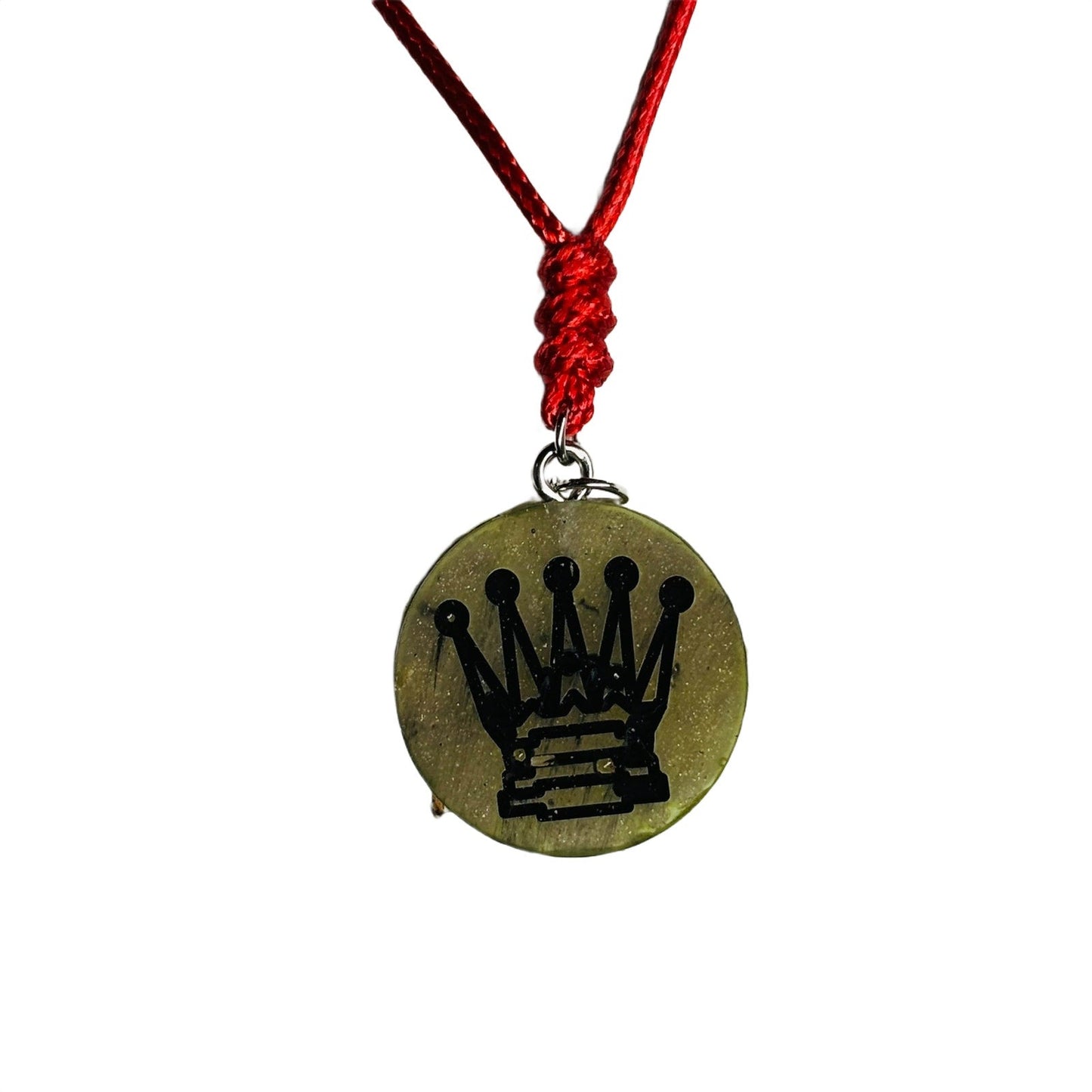 🎁 Army Green Queen - Handmade Resin Chess Necklace (100% off)