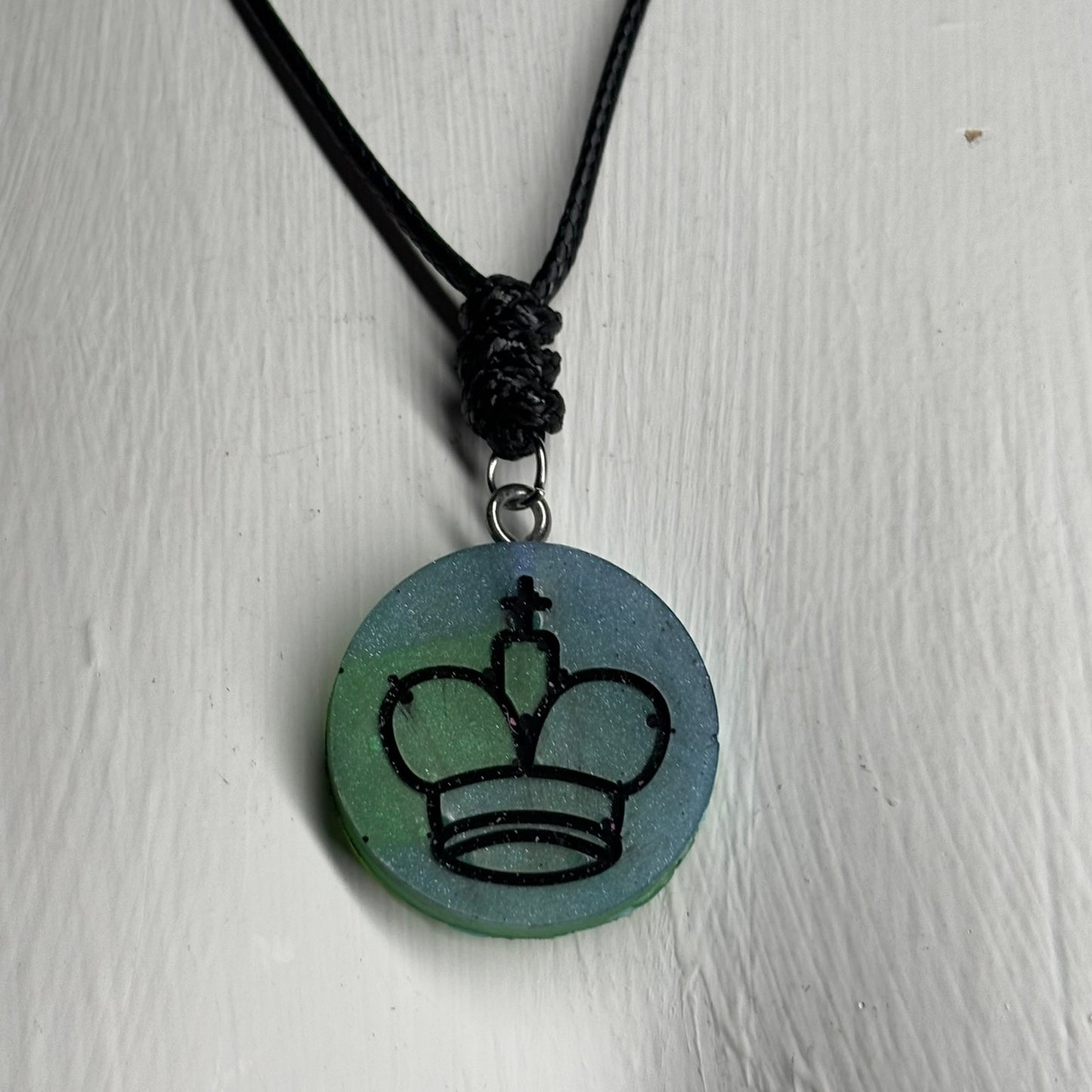 Green King - Handmade Resin Chess Necklace - Flat Edition