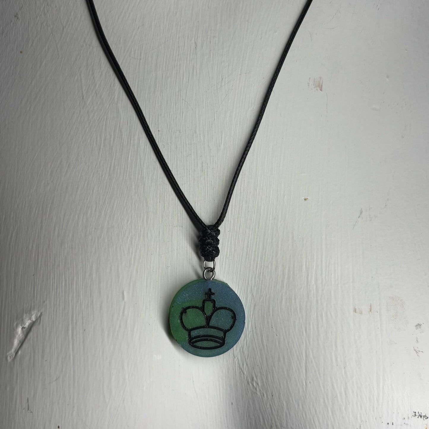 Green King - Handmade Resin Chess Necklace - Flat Edition