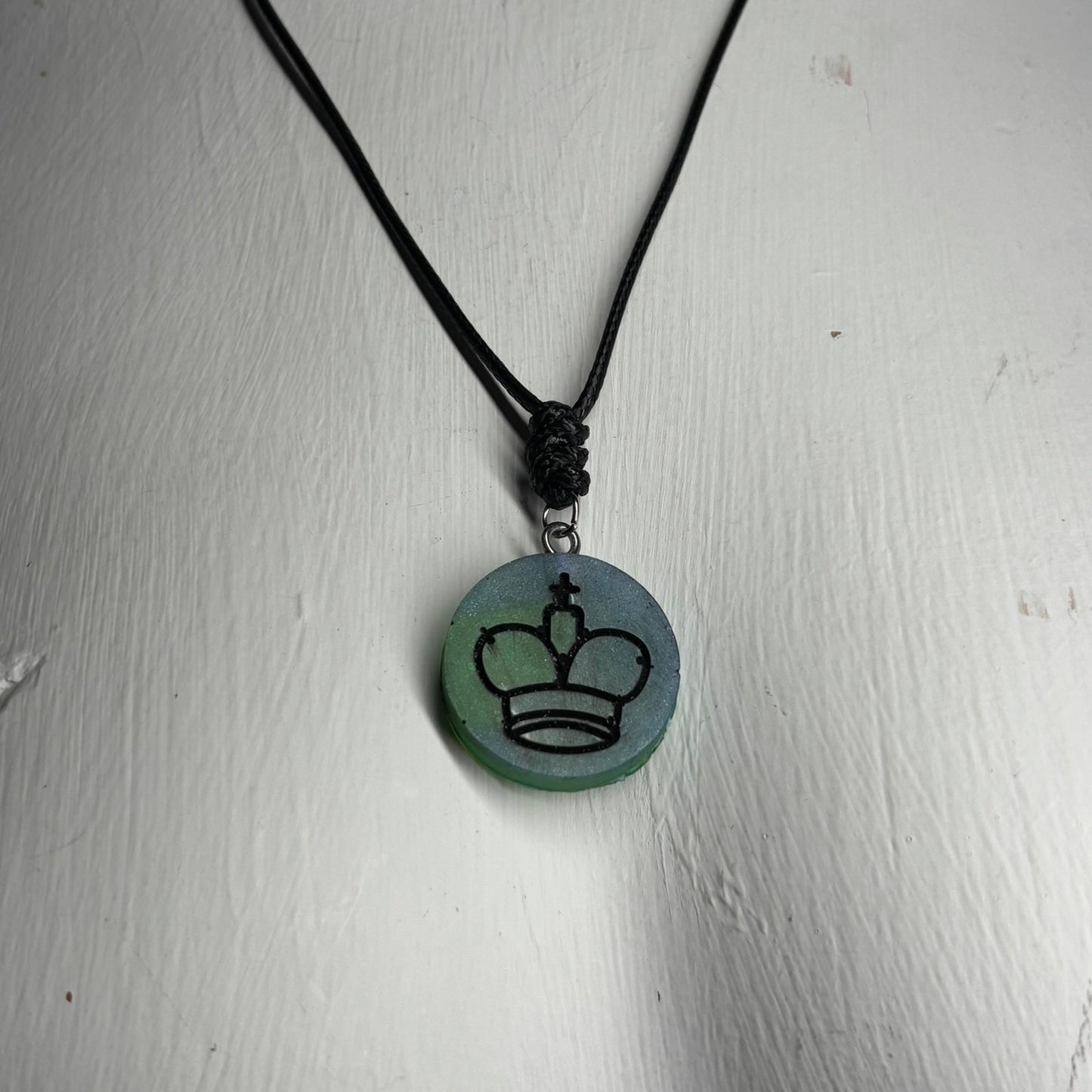 Green King - Handmade Resin Chess Necklace - Flat Edition