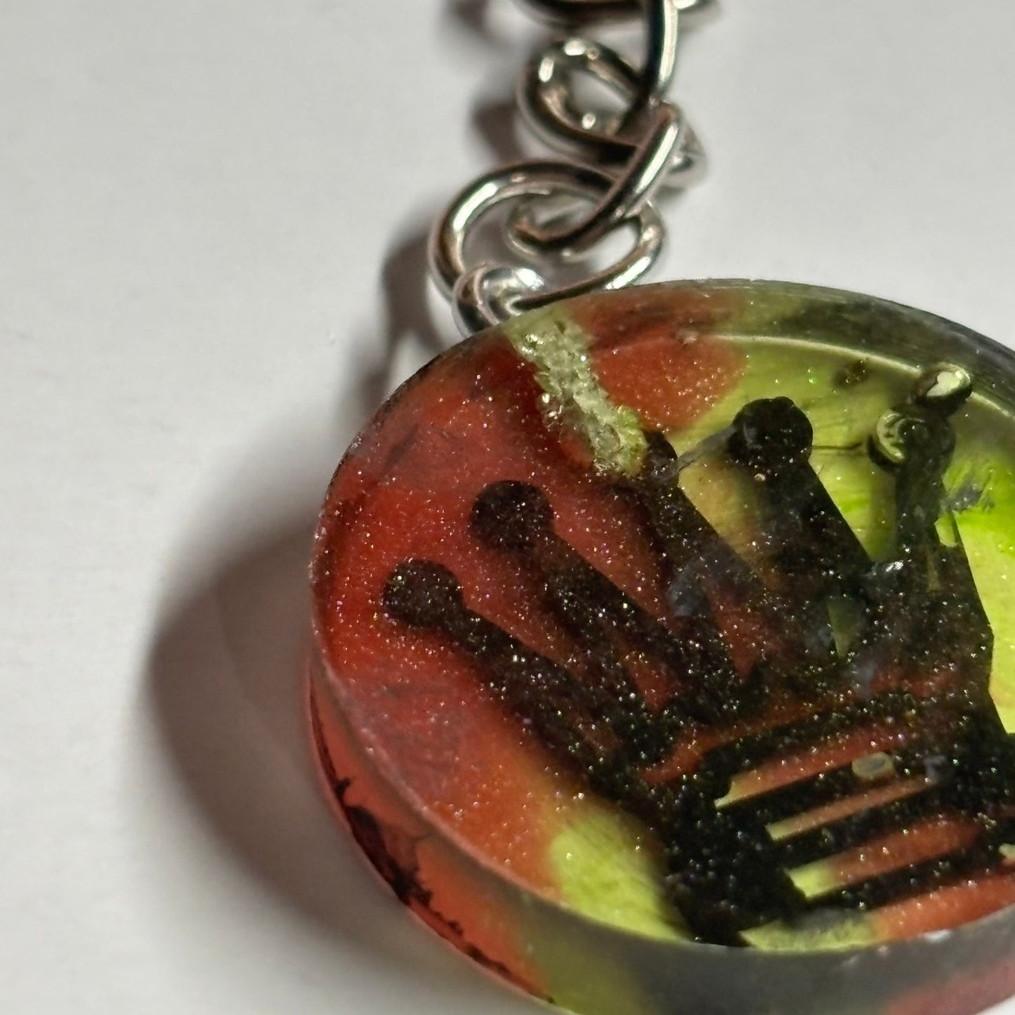 Mixed Colors Queen - Handmade Resin Keychain - Flat Edition