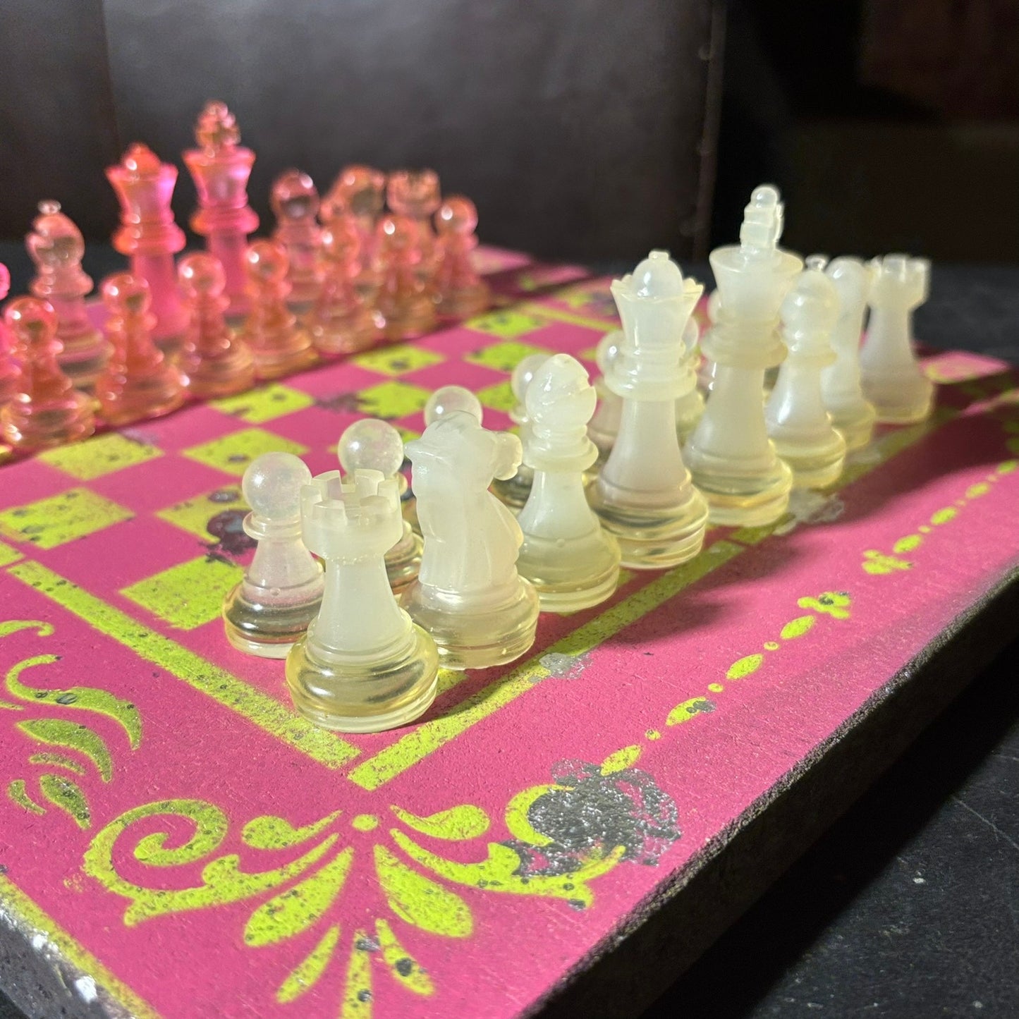 Spotted Neon Green Pink - Painted Chess Set