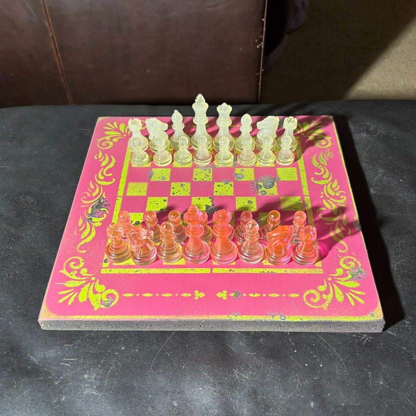 Spotted Neon Green Pink - Painted Chess Set