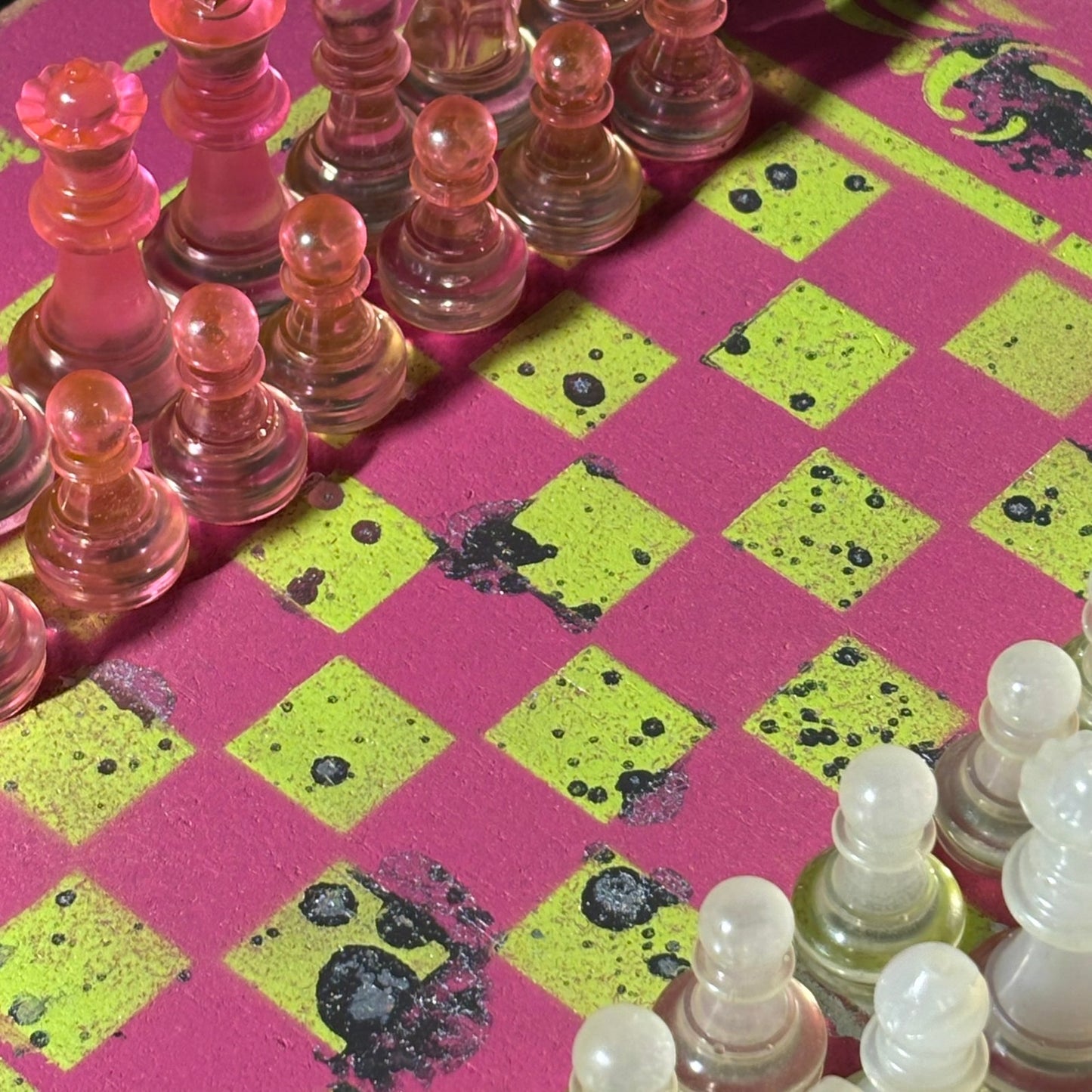Spotted Neon Green Pink - Painted Chess Set