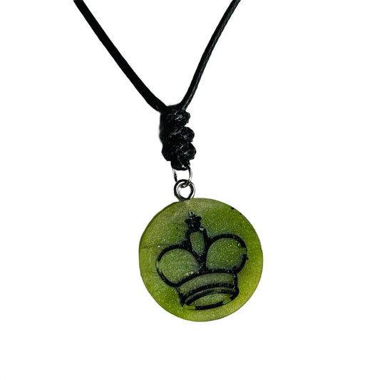 🎁 Battered Green King - Handmade Resin Chess Necklace (100% off)