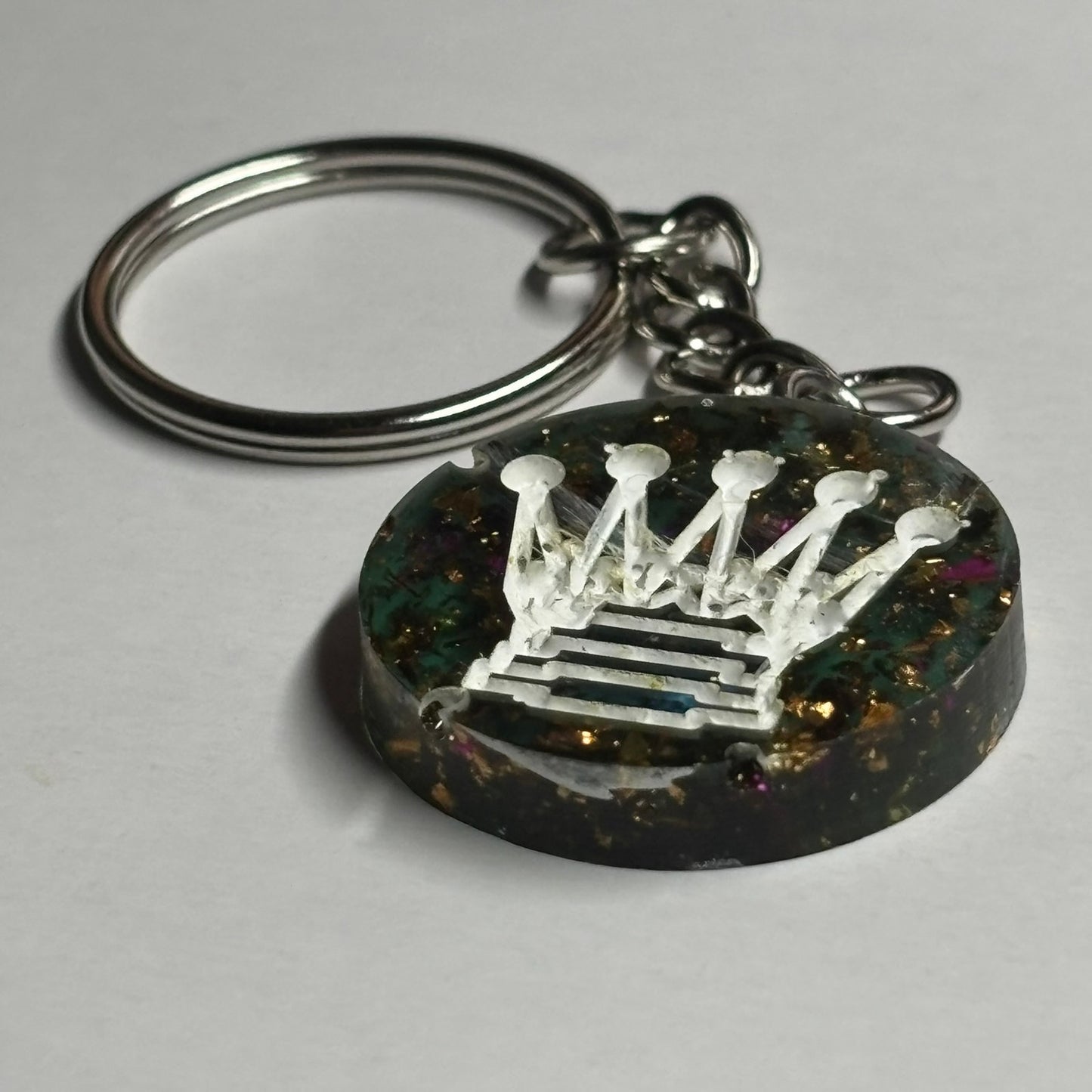 Green Fantastic Queen - Handmade Resin Keychain - Flat Edition
