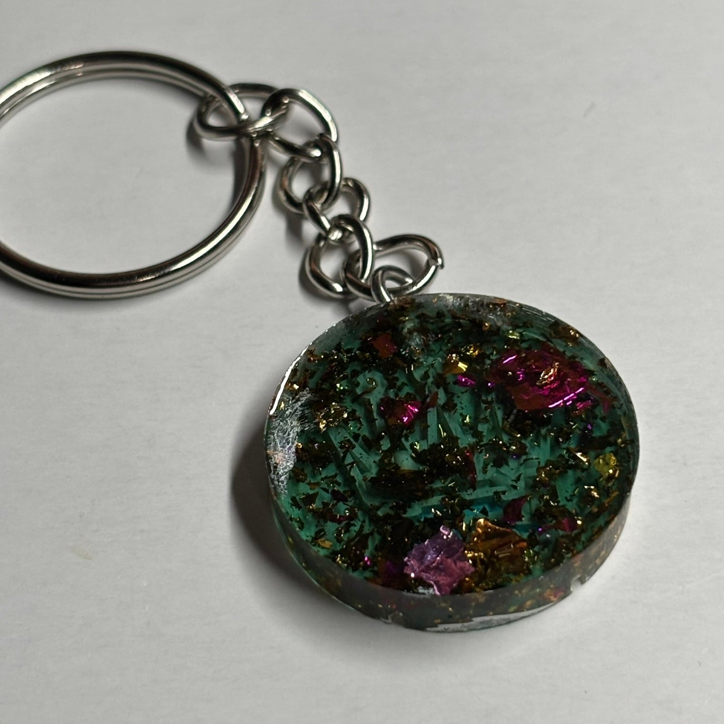 Green Fantastic Queen - Handmade Resin Keychain - Flat Edition