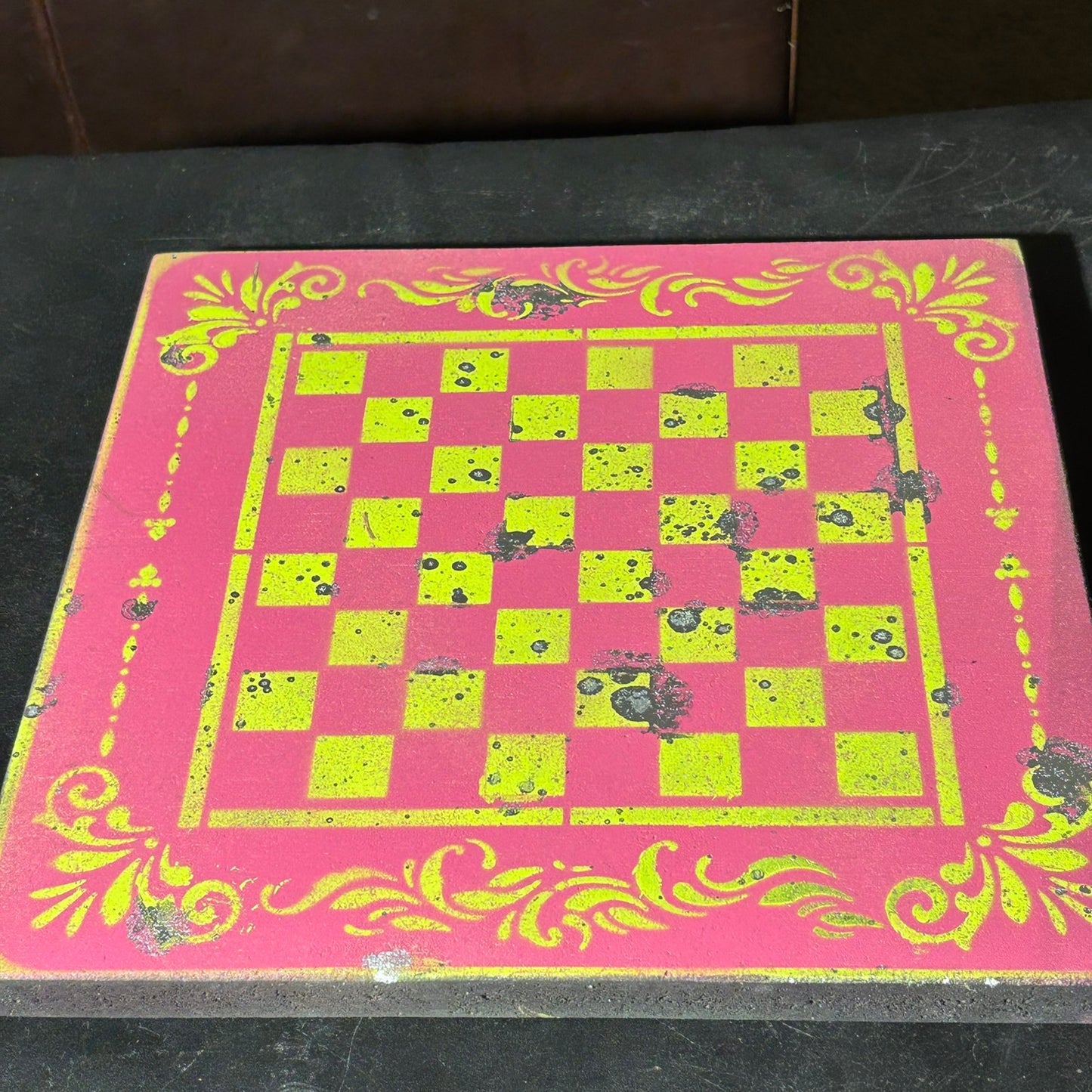 Spotted Neon Green Pink - Painted Chess Set