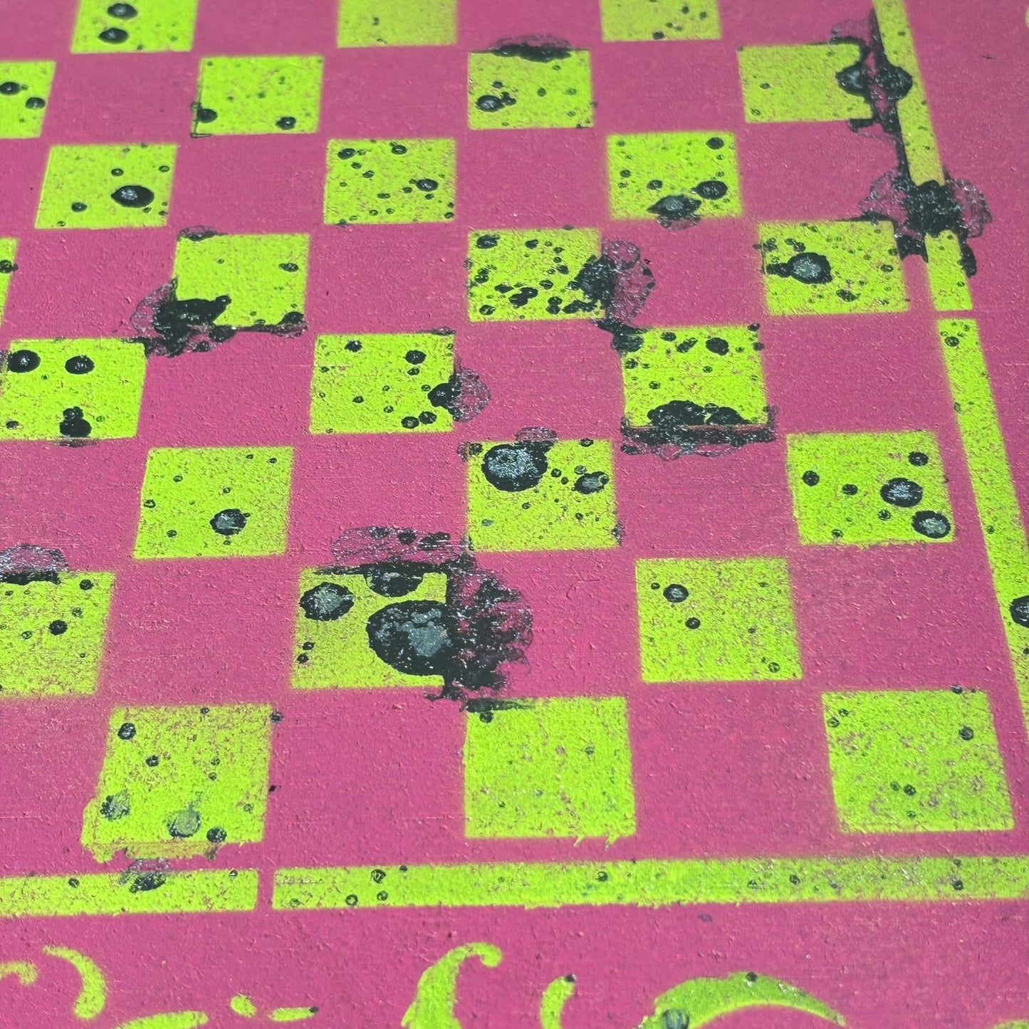 Spotted Neon Green Pink - Painted Chess Set