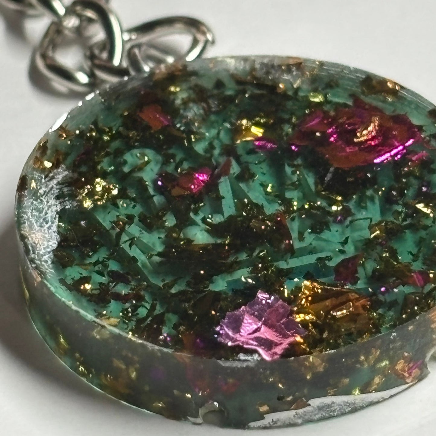 Green Fantastic Queen - Handmade Resin Keychain - Flat Edition