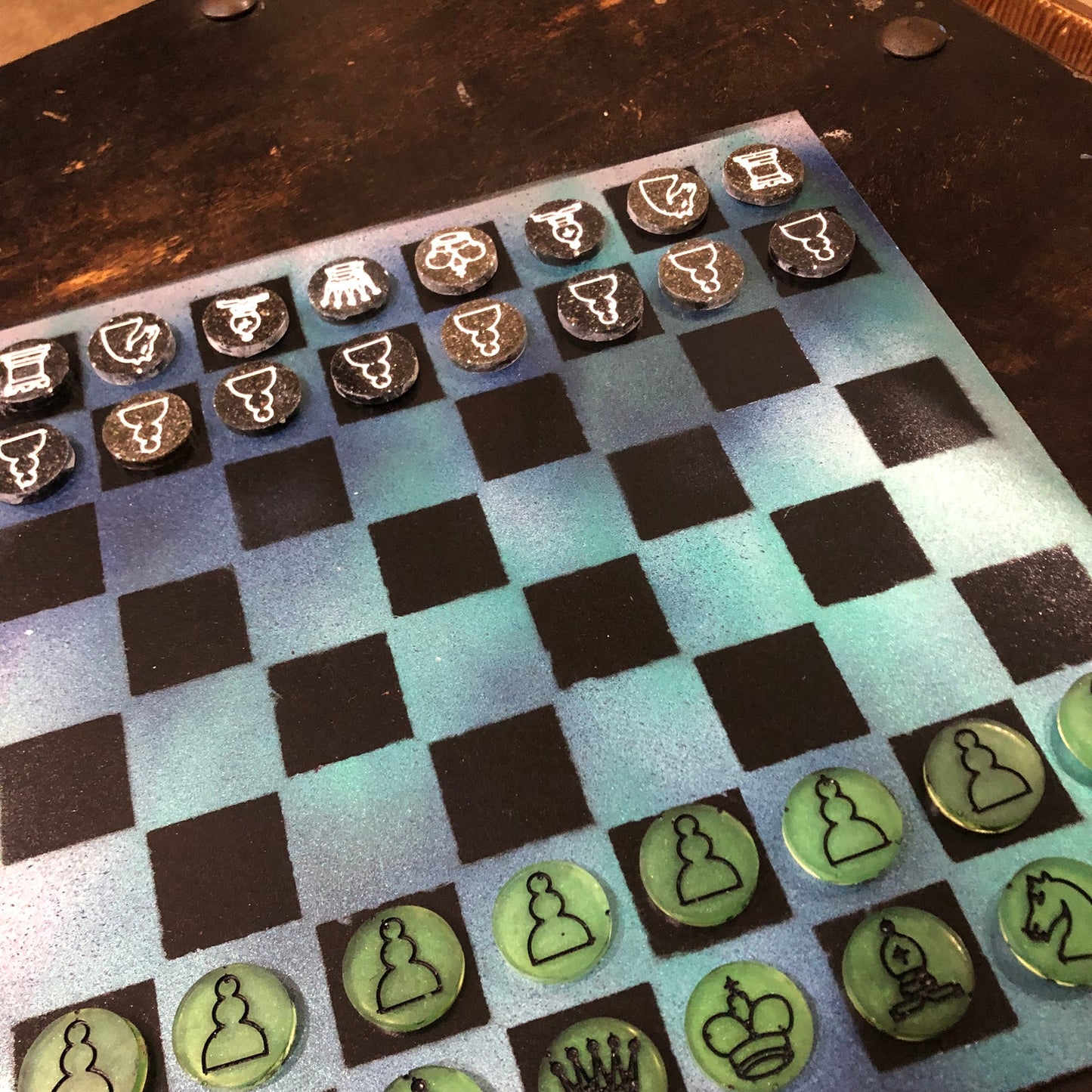 Green Glow Mist - Painted Chess Set