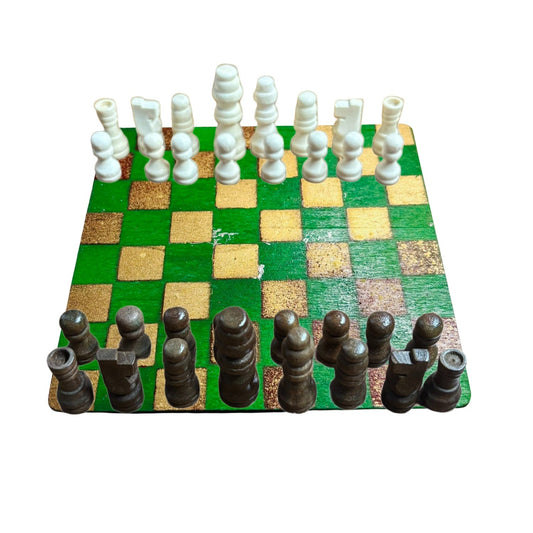 🎁 Golden Green - Mini Chess Set (100% off)