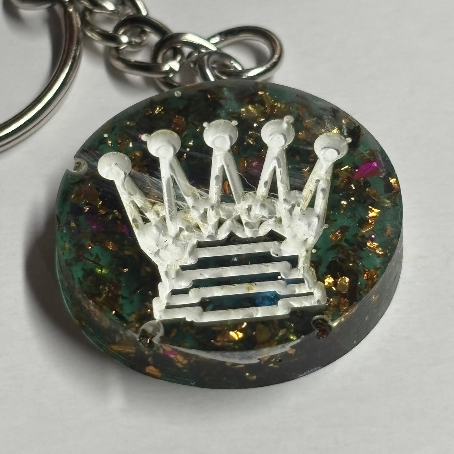 Green Fantastic Queen - Handmade Resin Keychain - Flat Edition