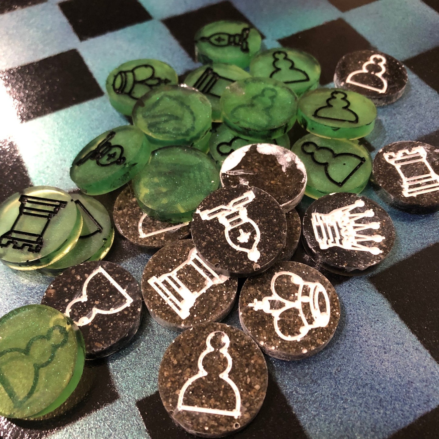 Green Glow Mist - Painted Chess Set