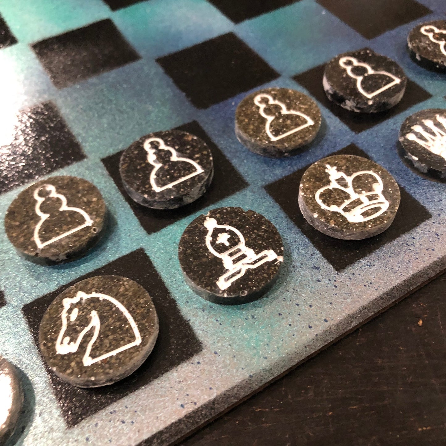 Green Glow Mist - Painted Chess Set