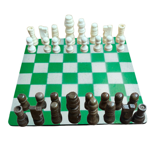 🎁 Simple Green & White - Mini Chess Set (100% off)