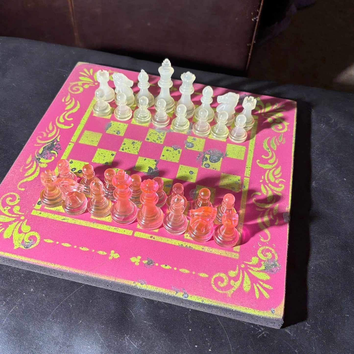 Spotted Neon Green Pink - Painted Chess Set