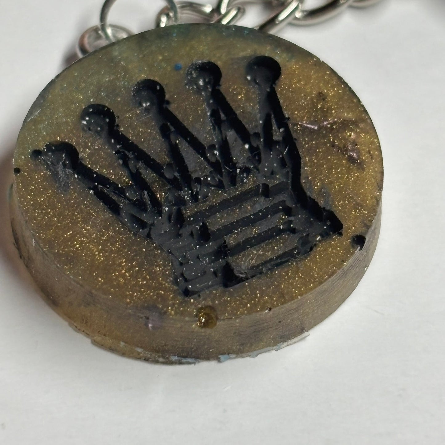 Dirty Green Queen - Handmade Resin Keychain - Flat Edition