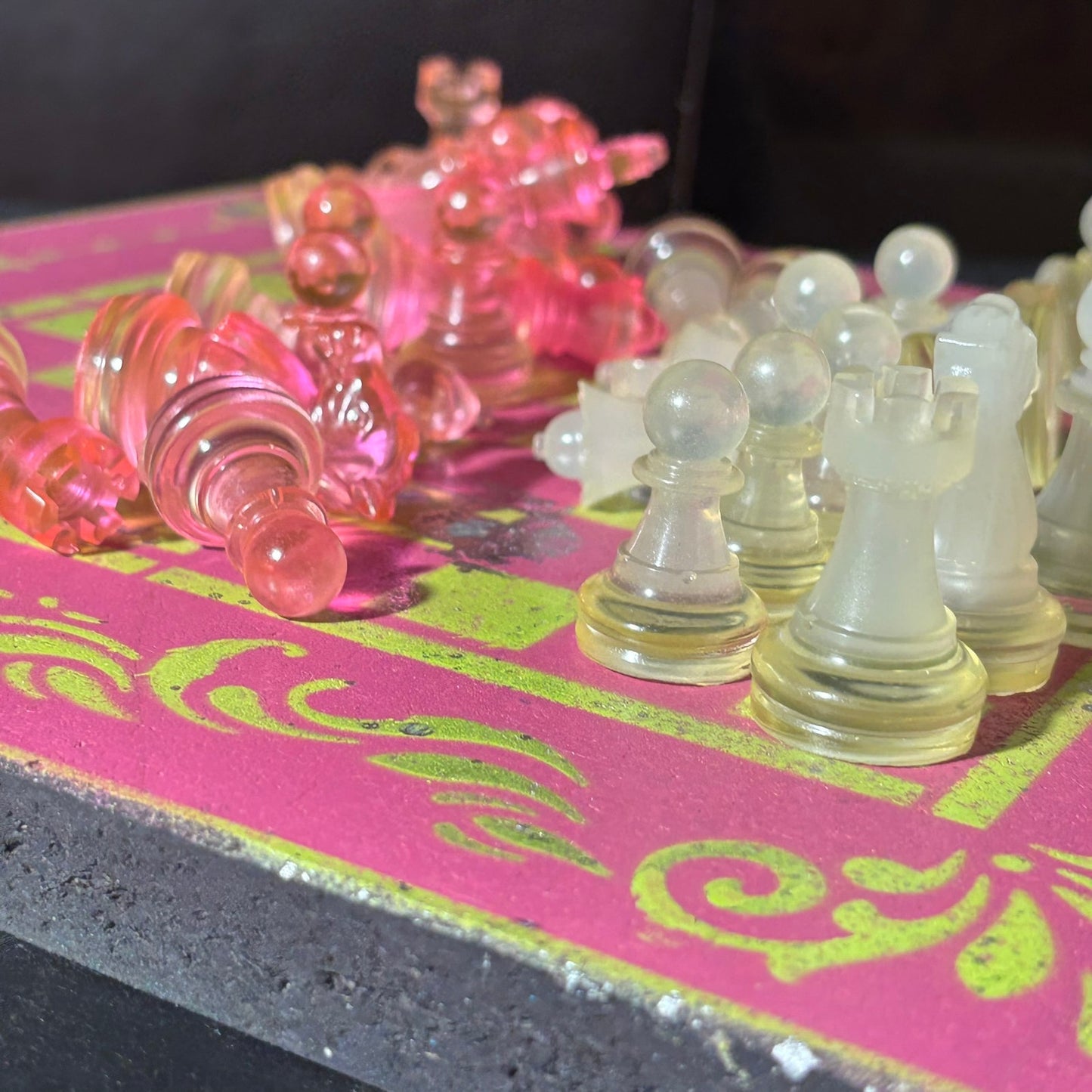 Spotted Neon Green Pink - Painted Chess Set