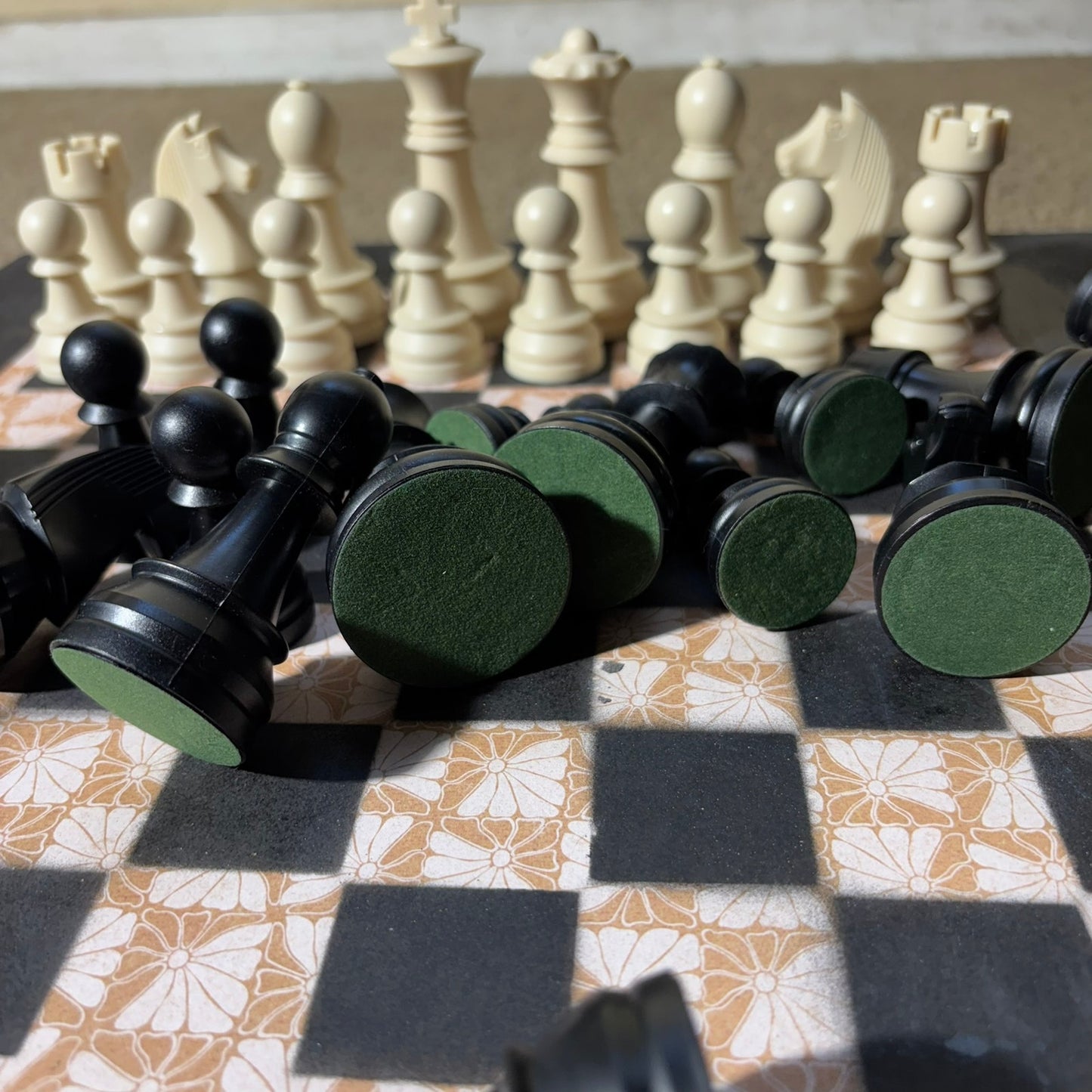 Golden Pattern - Large Deluxe Chess Set