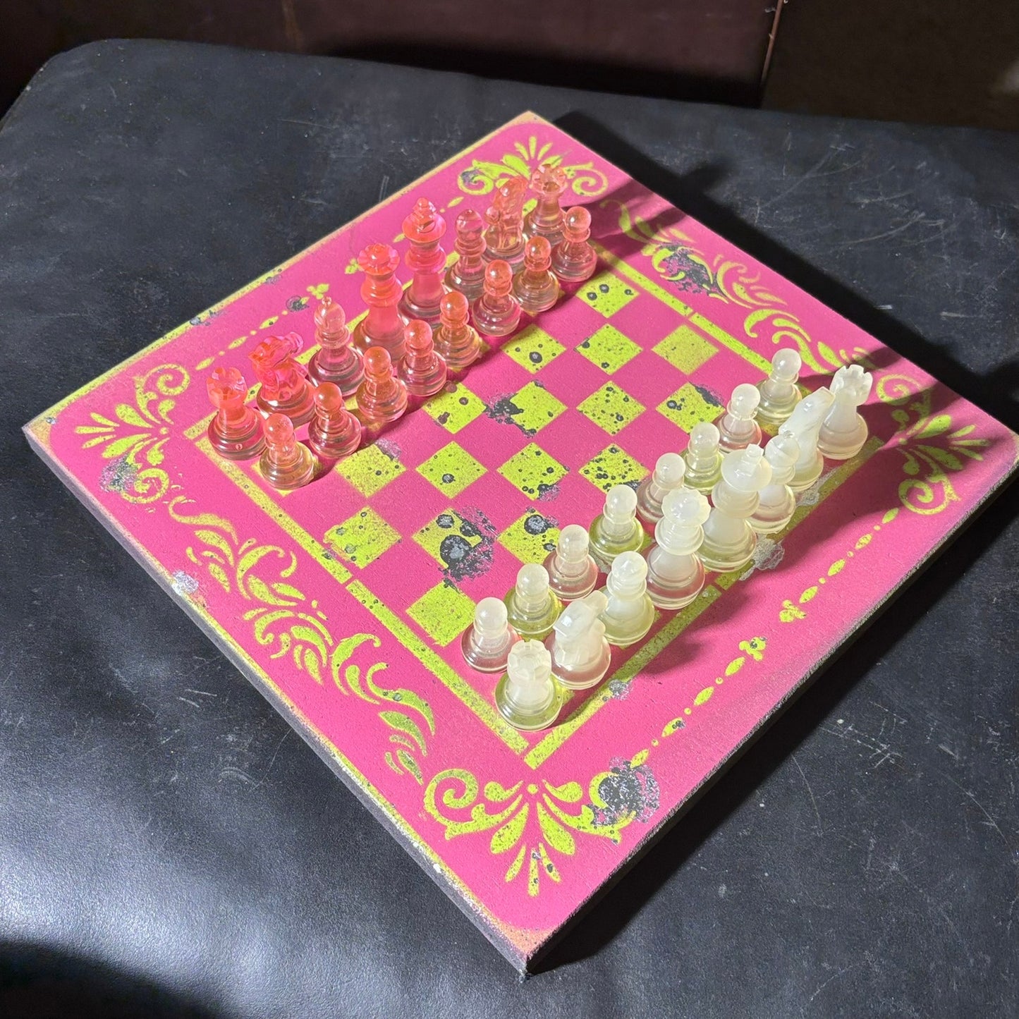 Spotted Neon Green Pink - Painted Chess Set