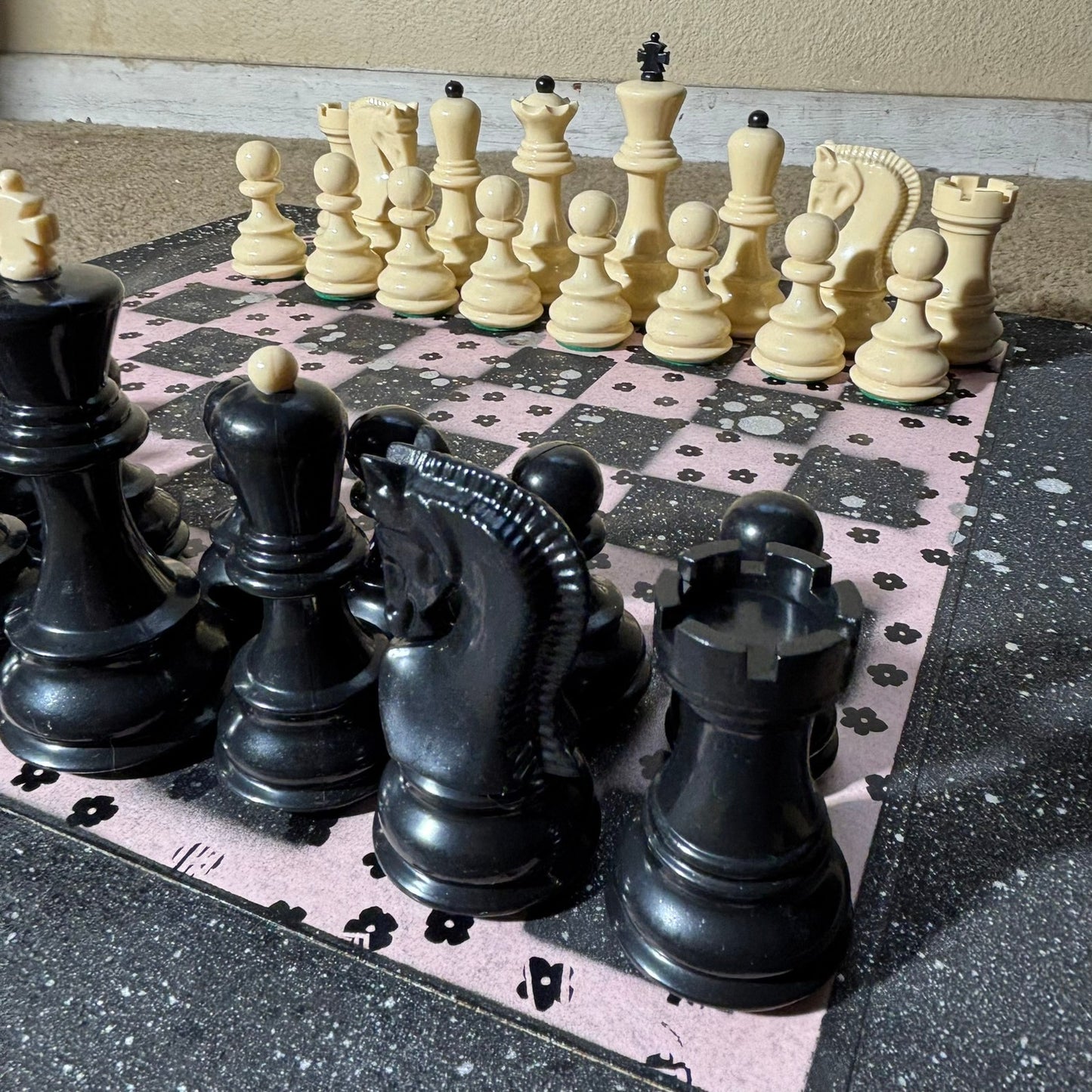 Light Pink Black Mini Flowers - Large Deluxe Chess Set