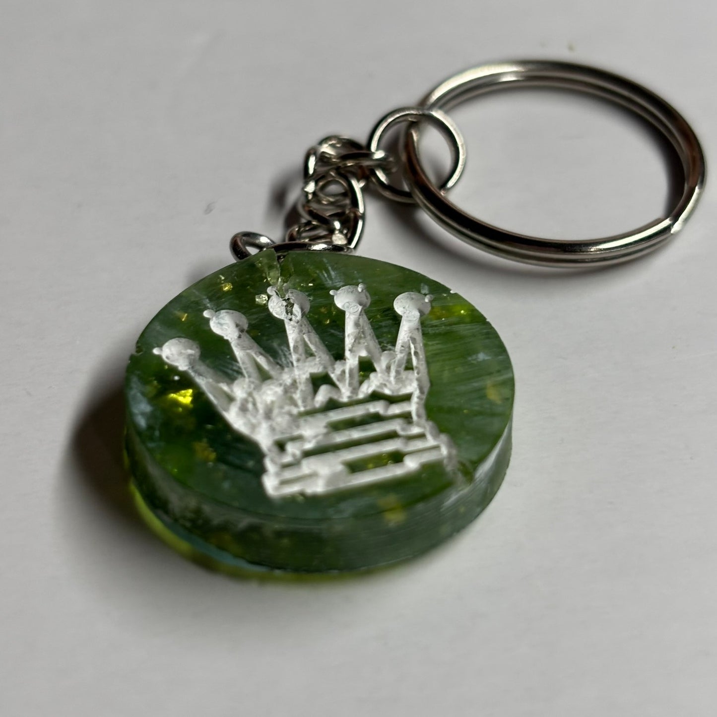 Fire Green Queen - Handmade Resin Keychain - Flat Edition