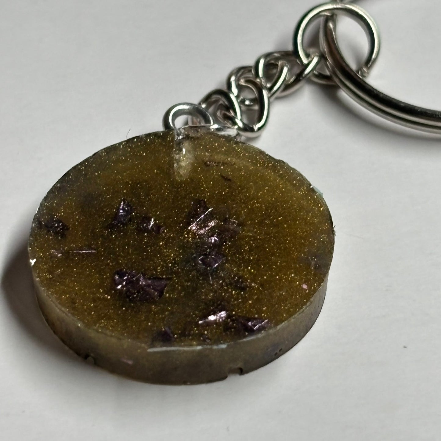 Dirty Green Queen - Handmade Resin Keychain - Flat Edition