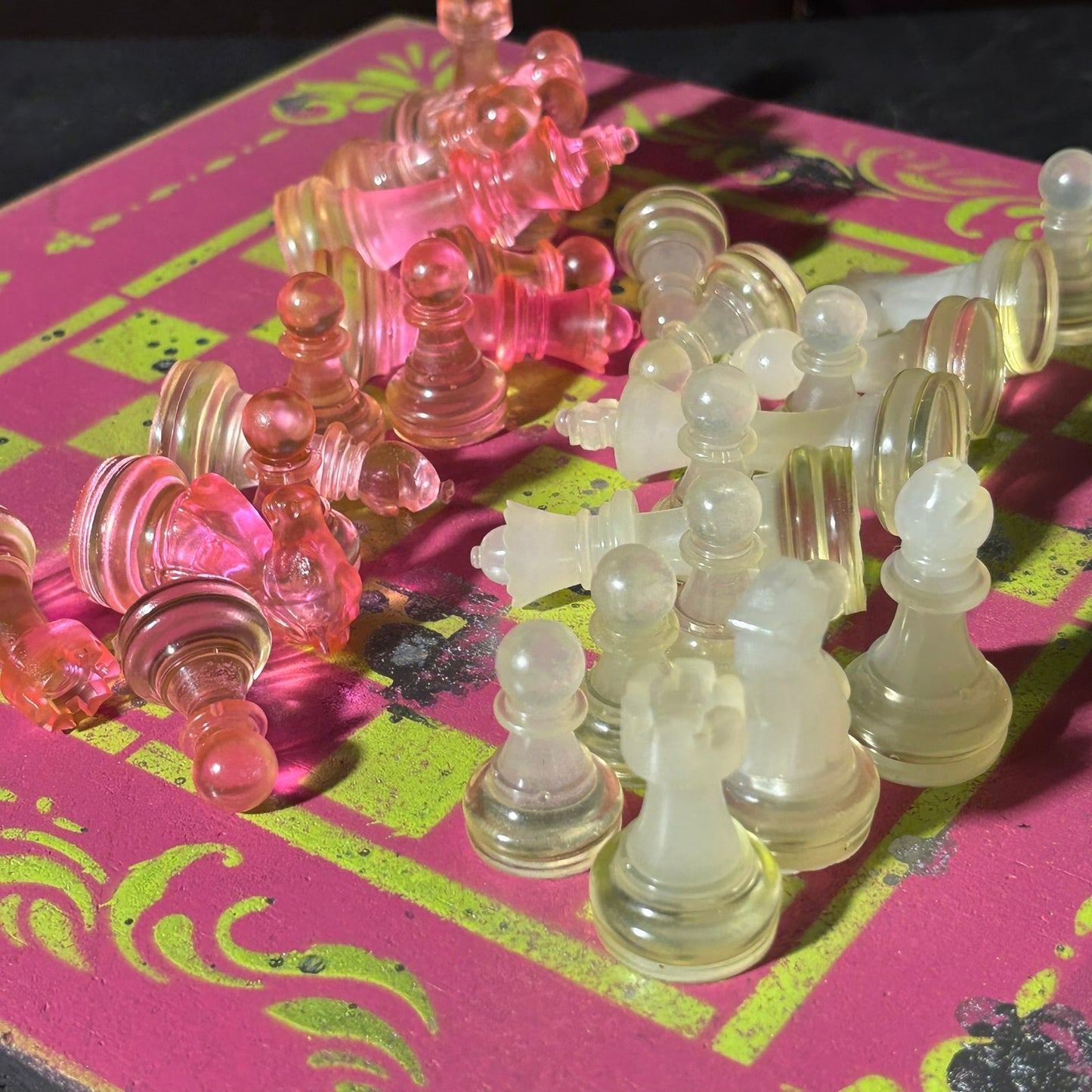 Spotted Neon Green Pink - Painted Chess Set