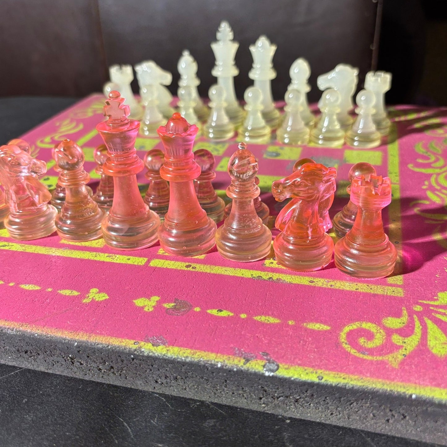 Spotted Neon Green Pink - Painted Chess Set