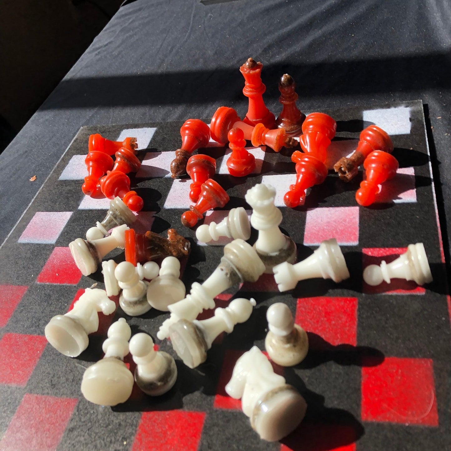 Chess Set - Fading Red